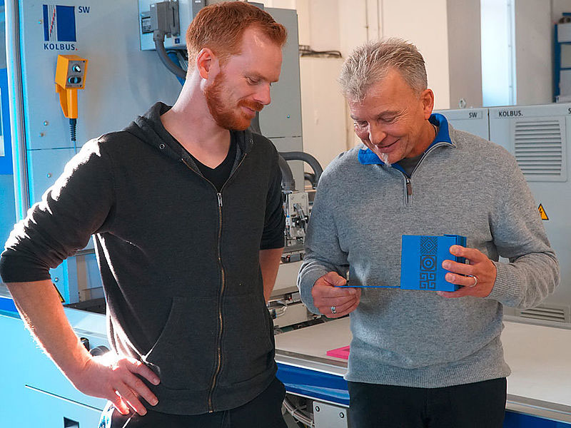 Patrick Streuper und Kai-Uwe Petersmeier (rechts) vor der neuen KOLBUS Produktionslinie